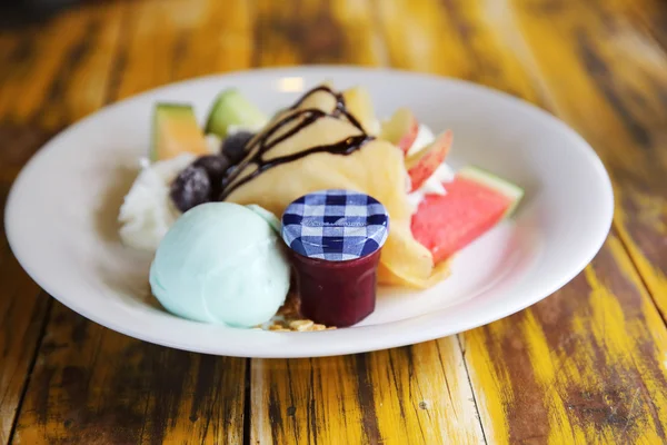 Crape cake with fruit — Stock Photo, Image