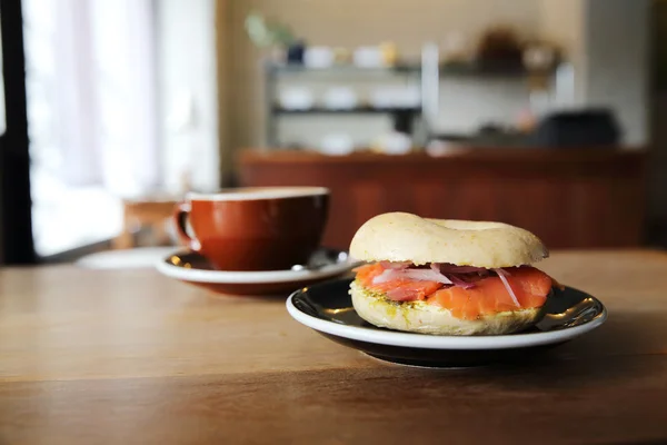 Füstölt lazac bagel fa háttér — Stock Fotó