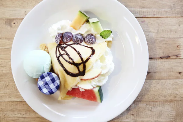 Crape cake with fruit — Stock Photo, Image