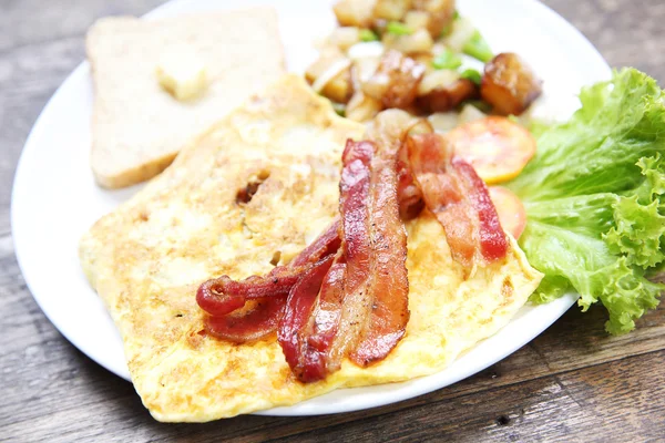 ベーコン、目玉焼きとパンを朝食します。 — ストック写真