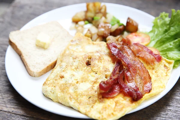 Petit déjeuner avec bacon, œuf frit et pain — Photo