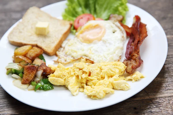 Petit déjeuner avec bacon, œuf frit et pain — Photo