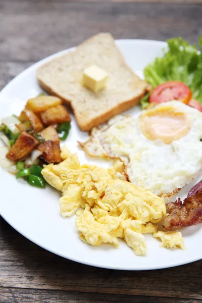 Petit déjeuner avec bacon, œuf frit et pain — Photo