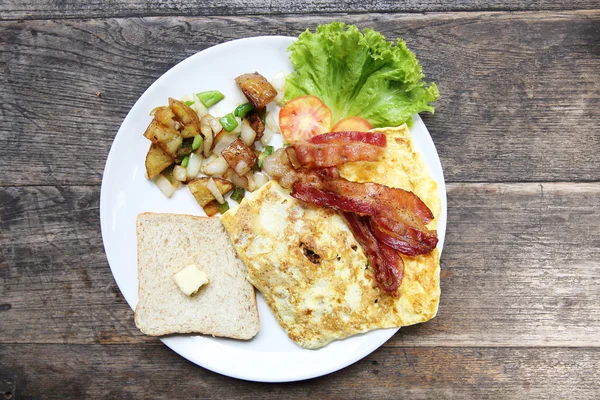 베이컨, 계란 및 빵으로 아침 식사 — 스톡 사진