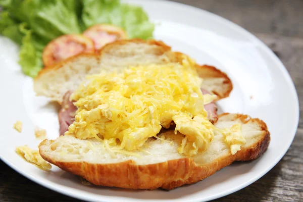Desayuno con tocino, huevo frito y pan — Foto de Stock