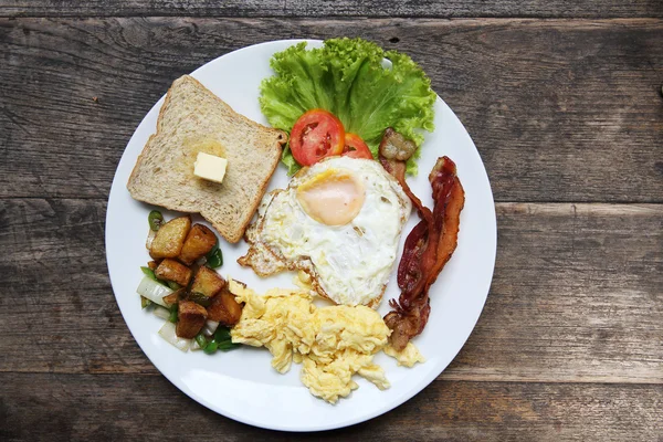 Frühstück mit Speck, Spiegelei und Brot — Stockfoto