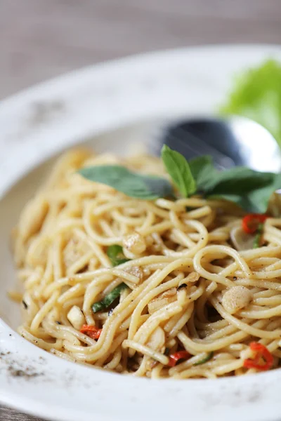 Špagety s bazalkou pikantní — Stock fotografie