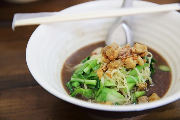 Mie dengan Sup Daging sapi pada latar belakang kayu — Stok Foto