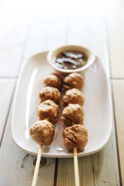 köfte Tay baharatlı sos ile