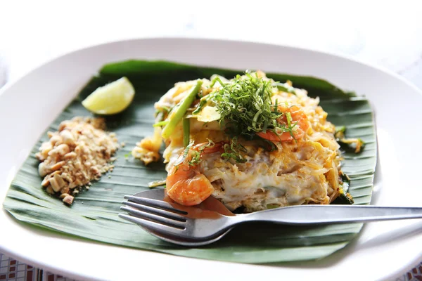 Tajskie jedzenie padthai smażony makaron z krewetkami — Zdjęcie stockowe