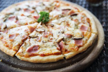 Pizza jambon ve mantar
