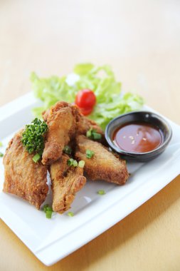 Ahşap arka planda kızarmış tavuk.