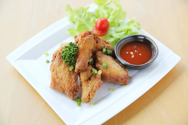 Goreng ayam di latar belakang kayu — Stok Foto