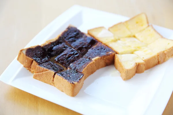 Pan a la parrilla con chocolate y leche sobre fondo de madera — Foto de Stock