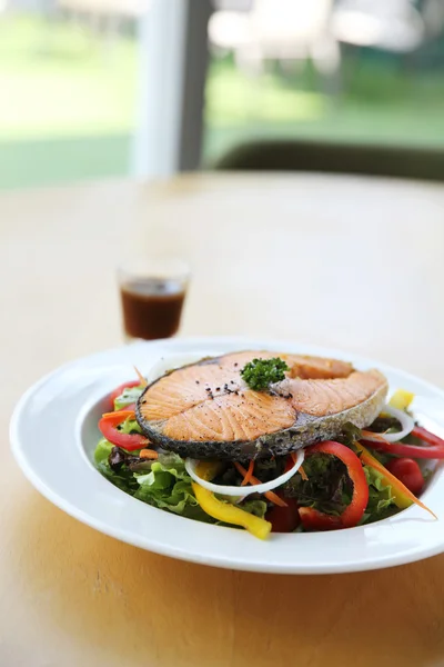 Стейк лосось с салатом — стоковое фото