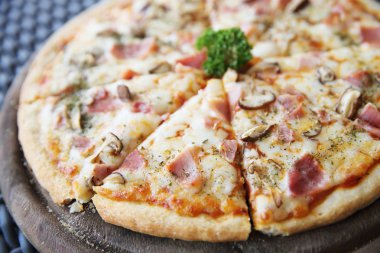 Pizza jambon ve mantar