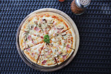 Pizza jambon ve mantar