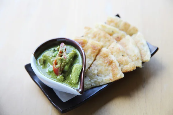 Roti com caril verde sobre fundo de madeira — Fotografia de Stock