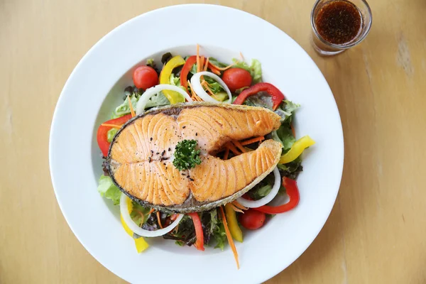 Salmon steak with salad — Stock Photo, Image