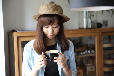 doğada Asyalı kız