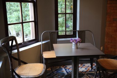 Kahve dükkanında ayarla tablo