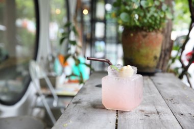 Lychee suyu ahşap arka plan üzerinde