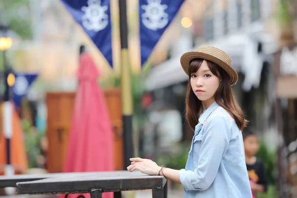 Asian girl in nature — Stock Photo, Image