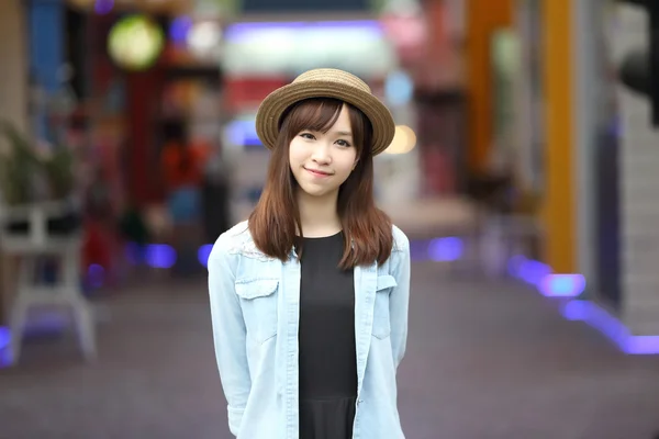 Menina asiática na natureza — Fotografia de Stock