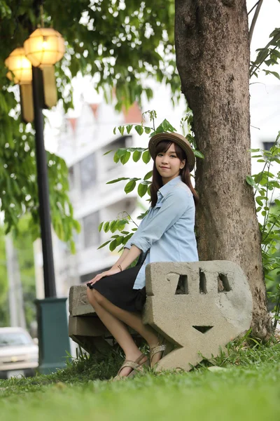 Asian girl in nature — Stock Photo, Image