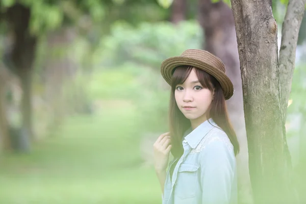 Asian girl in nature — Stock Photo, Image