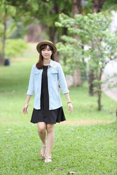 Asian girl in nature — Stock Photo, Image