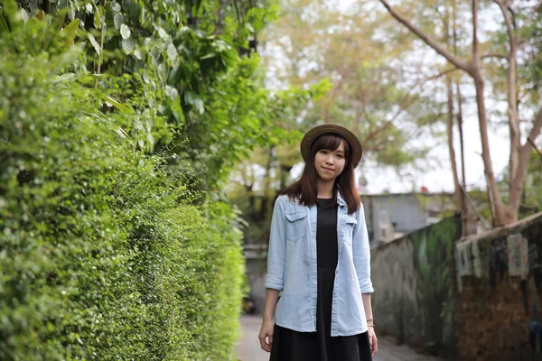 Asiatische Mädchen in der Natur — Stockfoto