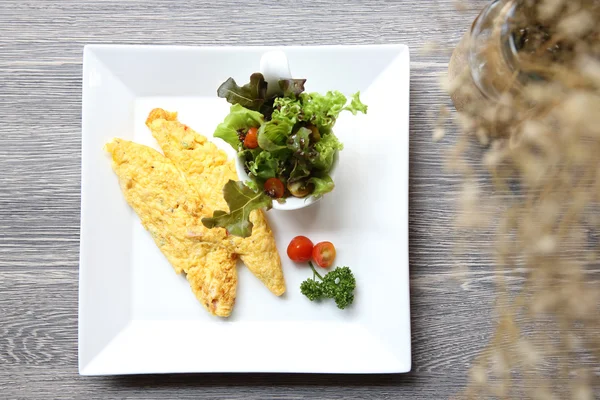 Omelet op hout achtergrond — Stockfoto