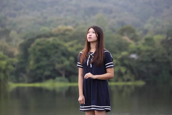 Asiatische Mädchen in der Natur — Stockfoto