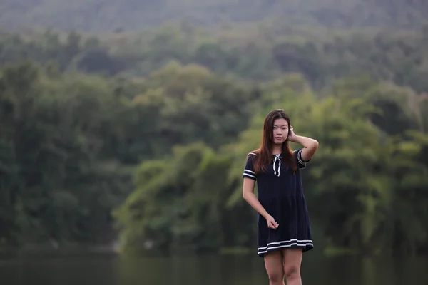 Chica asiática en la naturaleza — Foto de Stock