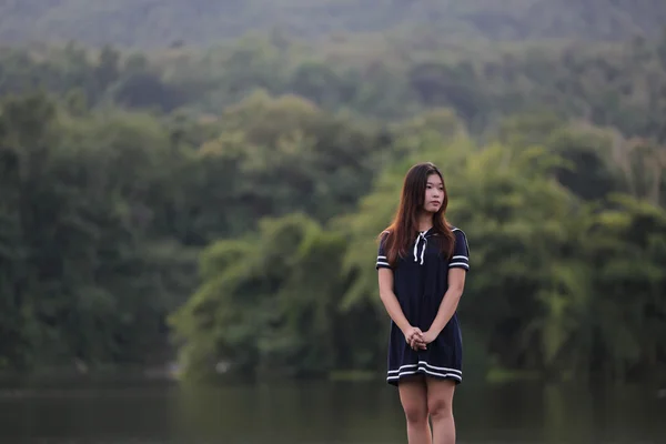 Chica asiática en la naturaleza — Foto de Stock