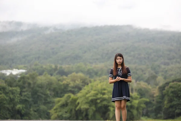 Chica asiática en la naturaleza — Foto de Stock