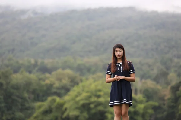 Chica asiática en la naturaleza —  Fotos de Stock