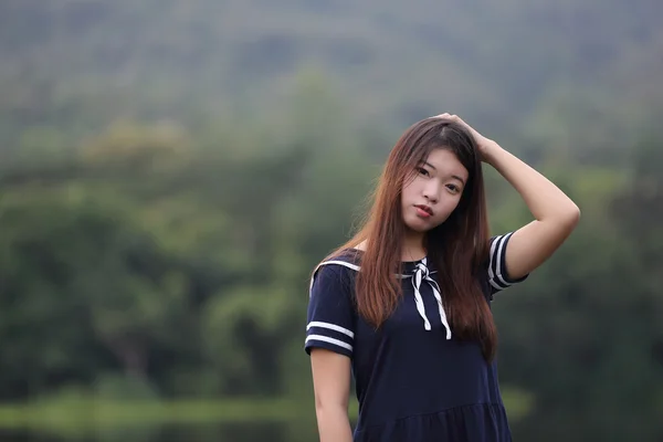 Asiatische Mädchen in der Natur — Stockfoto