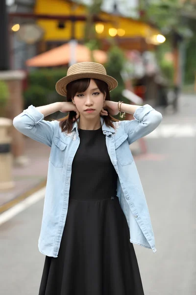 Asian girl in nature — Stock Photo, Image