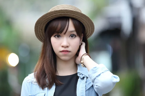 Asiatisk tjej i naturen — Stockfoto