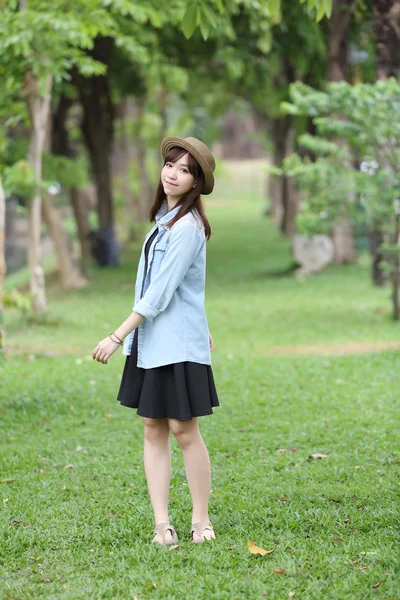 Ázsiai lány a természetben — Stock Fotó