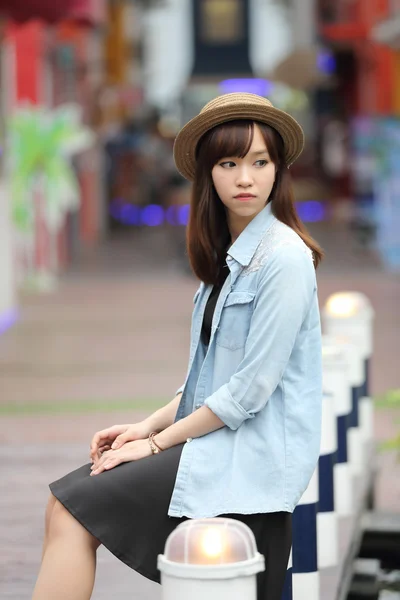 Asian girl in nature — Stock Photo, Image