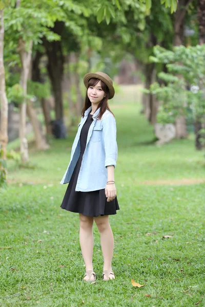 Asian girl in nature — Stock Photo, Image