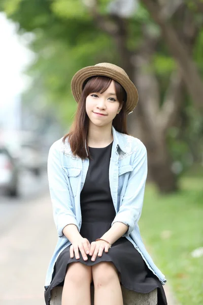 Asian girl in nature — Stock Photo, Image