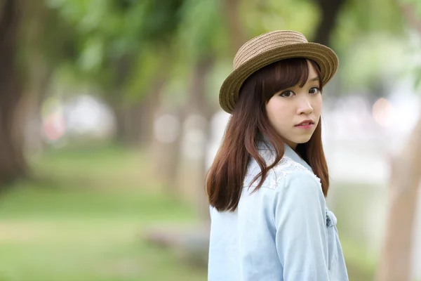 Asiatico ragazza in natura — Foto Stock