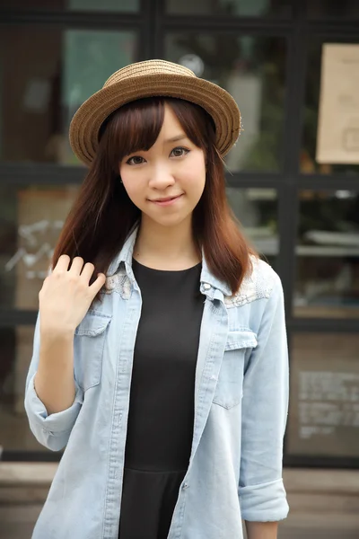 Asiatisk tjej i naturen — Stockfoto