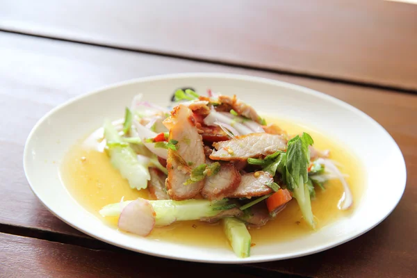 Cucina tailandese locale Carne di maiale alla griglia con insalata piccante — Foto Stock
