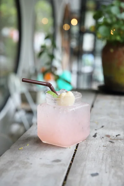 Suco de lichia no fundo de madeira — Fotografia de Stock