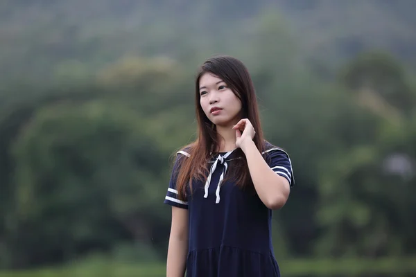 Ασιατικό κορίτσι στη φύση — Φωτογραφία Αρχείου